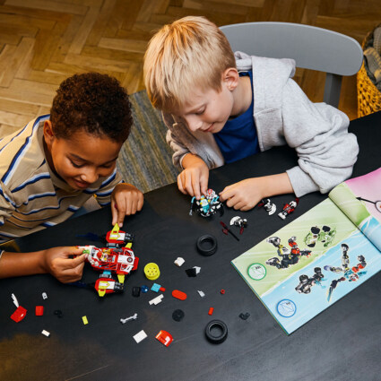 LEGO 71497 Coopers tigerrobot och Zeros hot rod-bil