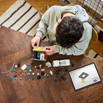 LEGO 76311 Spider-Verse: Miles Morales mot Spot