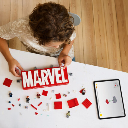 LEGO 76313 MARVEL logotyp och minifigurer