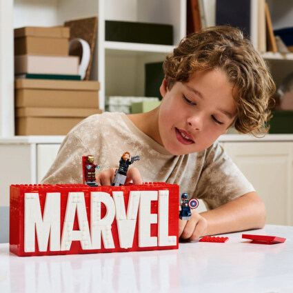 LEGO 76313 MARVEL logotyp och minifigurer
