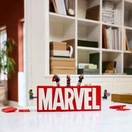 LEGO 76313 MARVEL logotyp och minifigurer