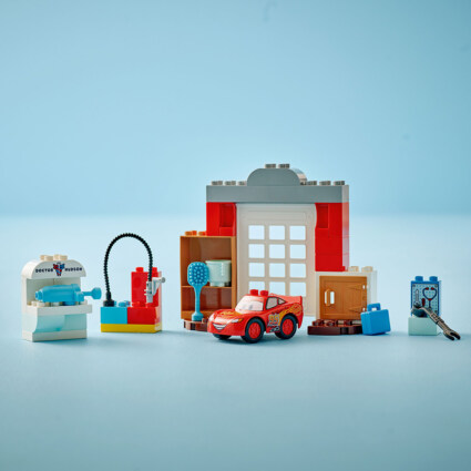 LEGO 10456 McQueens besök i Docs garage