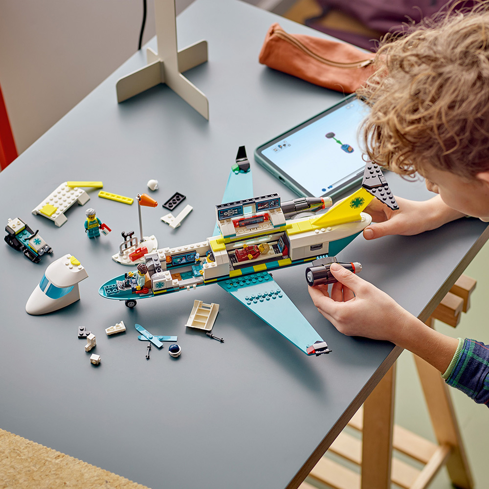 LEGO 60465 Ambulansflygplan - lekextra.se