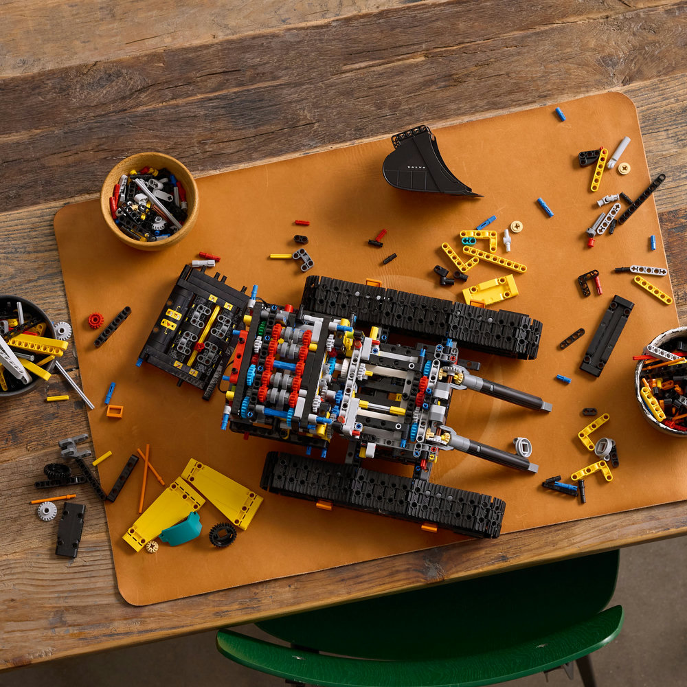 LEGO 42215 Volvo EC500 Hybrid grävmaskin - lekextra.se