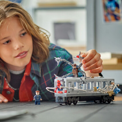 LEGO 76321 Spider-Man mot Doc Ock: tunnelbanescenen