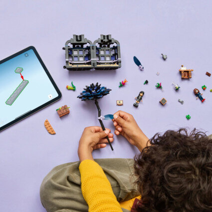 LEGO 76784 Svart dahlia