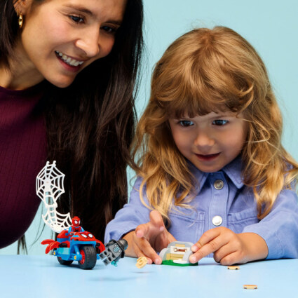 LEGO 11206 Spidey på sin motorcykel mot Rhino