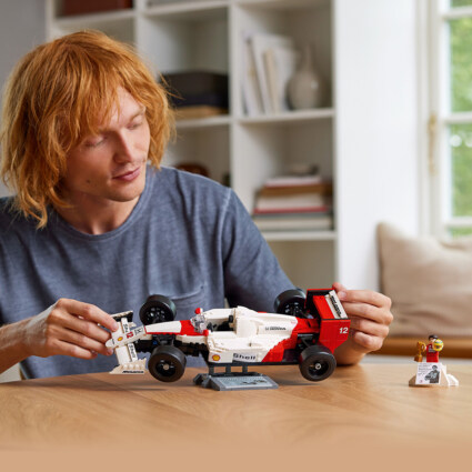 LEGO 10330 McLaren MP4/4 & Ayrton Senna