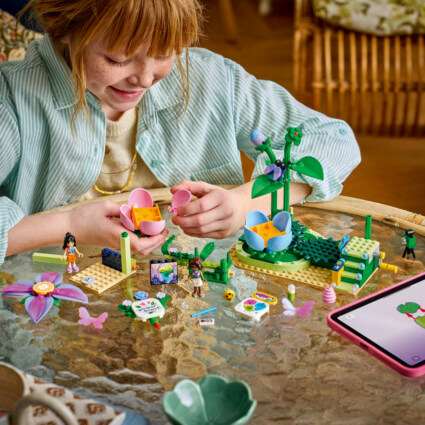 LEGO 42702 Snurrande tekoppskarusell med blom- och älvtema