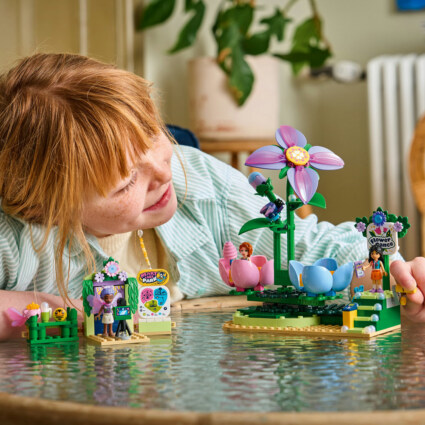LEGO 42702 Snurrande tekoppskarusell med blom- och älvtema